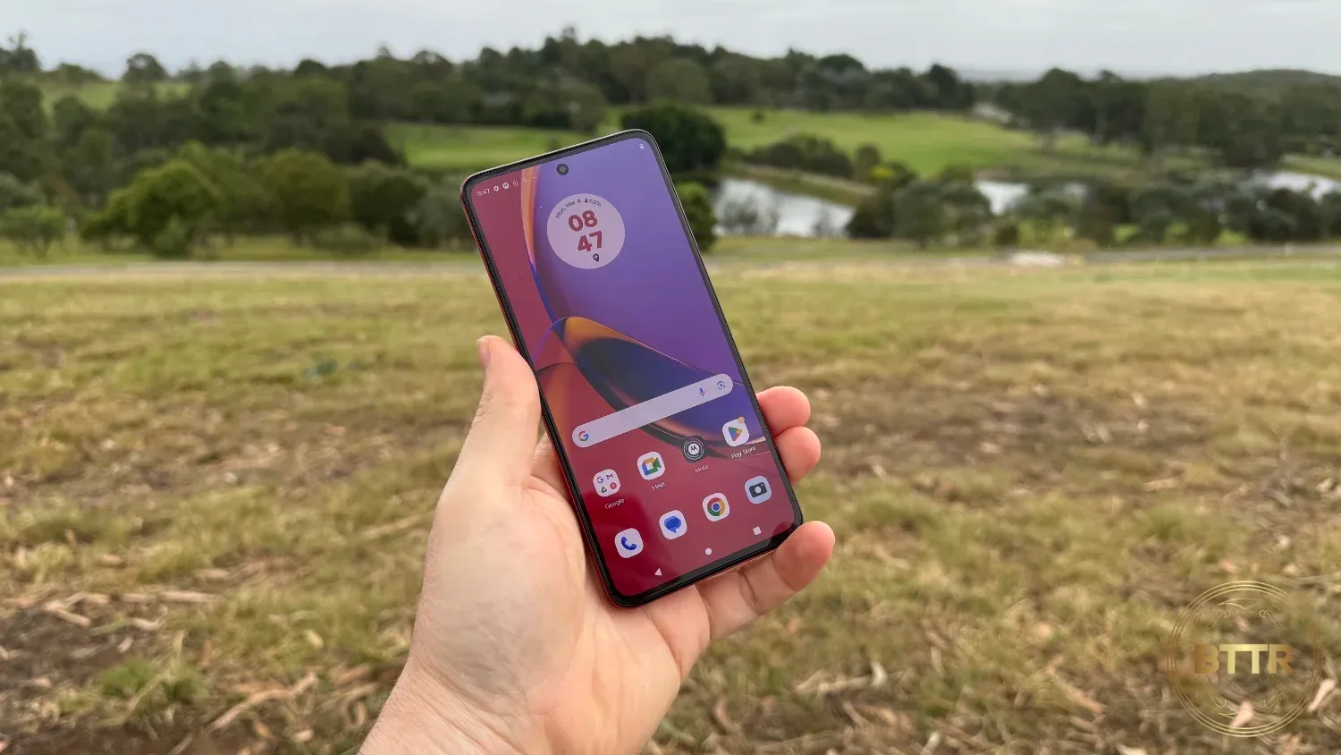 Showing the front of the Moto G84 5G