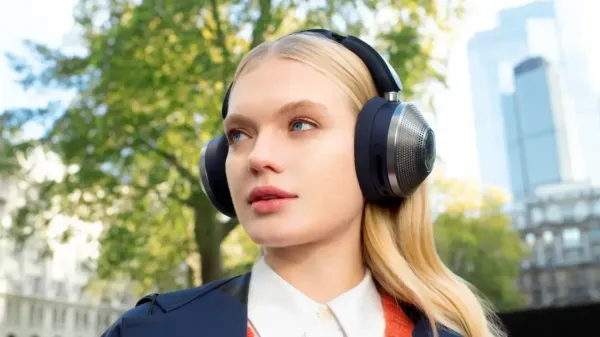 Dyson Zone on a blonde woman with a city backdrop